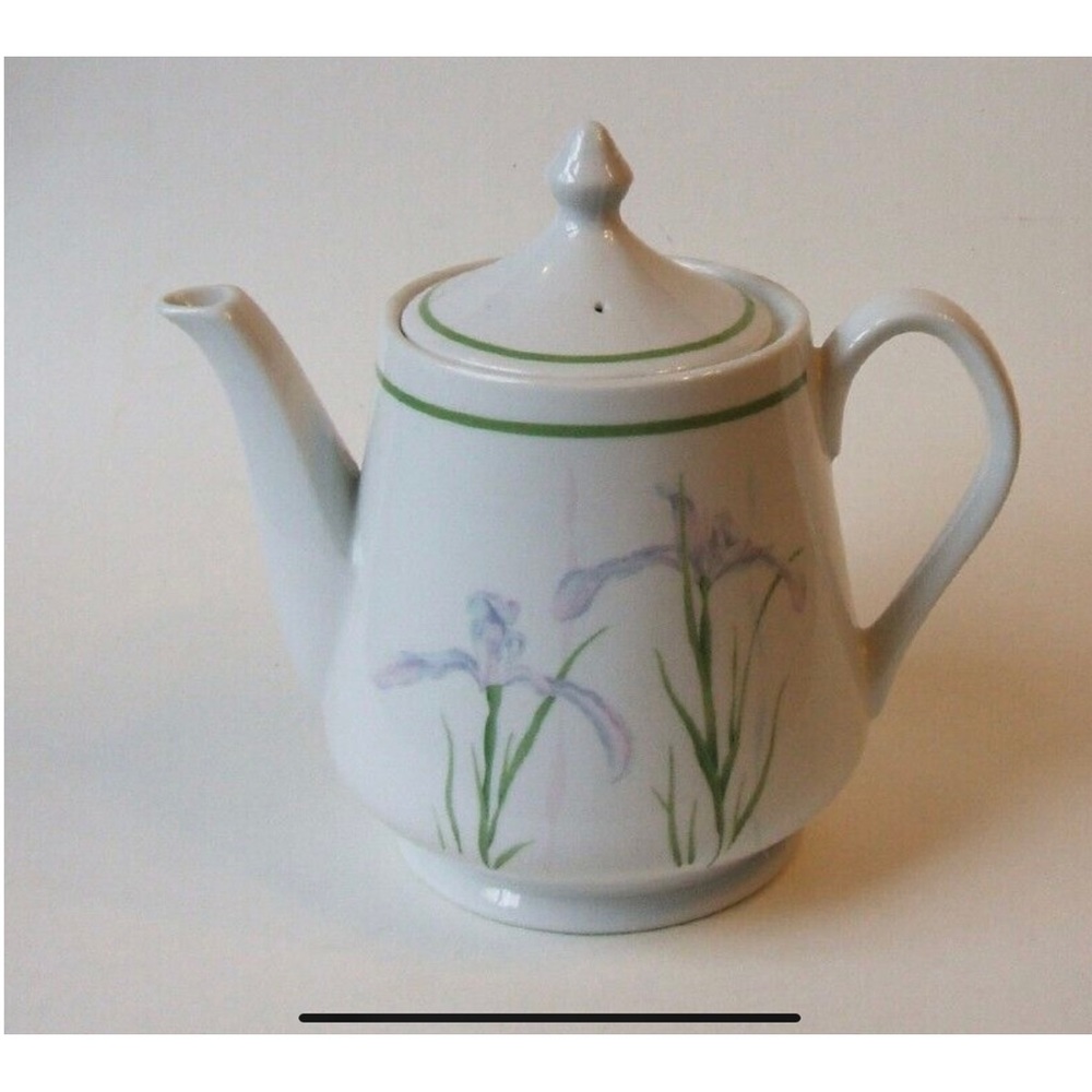 Corelle Shadow Iris 4 cup porcelain teapot.Made in Japan.💕💕💕